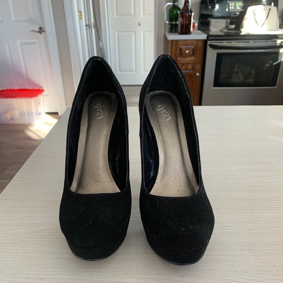 Black Closed Toe Heels - Picture 1 of 3
